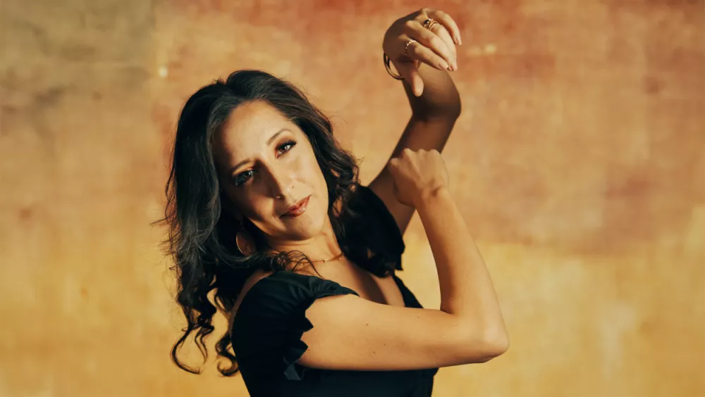Juliana Rubio Slager lifting her arms.