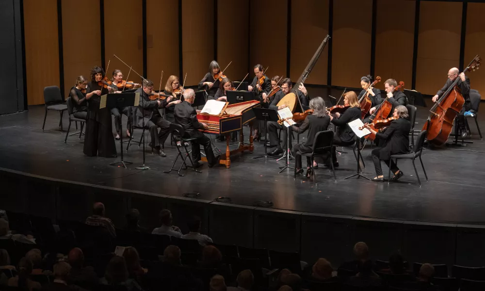 Image of Nicholas Kraemer conducting the Music of the Baroque Orchestra from the harpsichord