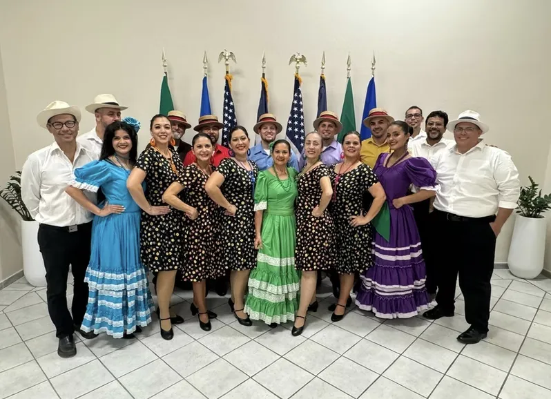 The Areyto Ballet Folklórico Nacional de Puerto Rico ensemble posing together.