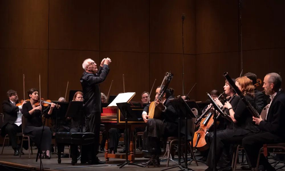 Nicholas Kraemer leading the MOB Orchestra