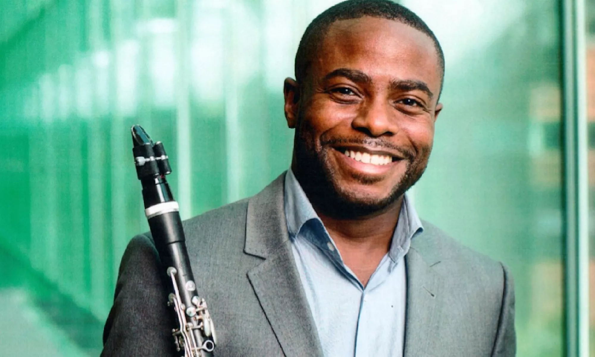 Anthony McGill holding his clarinet