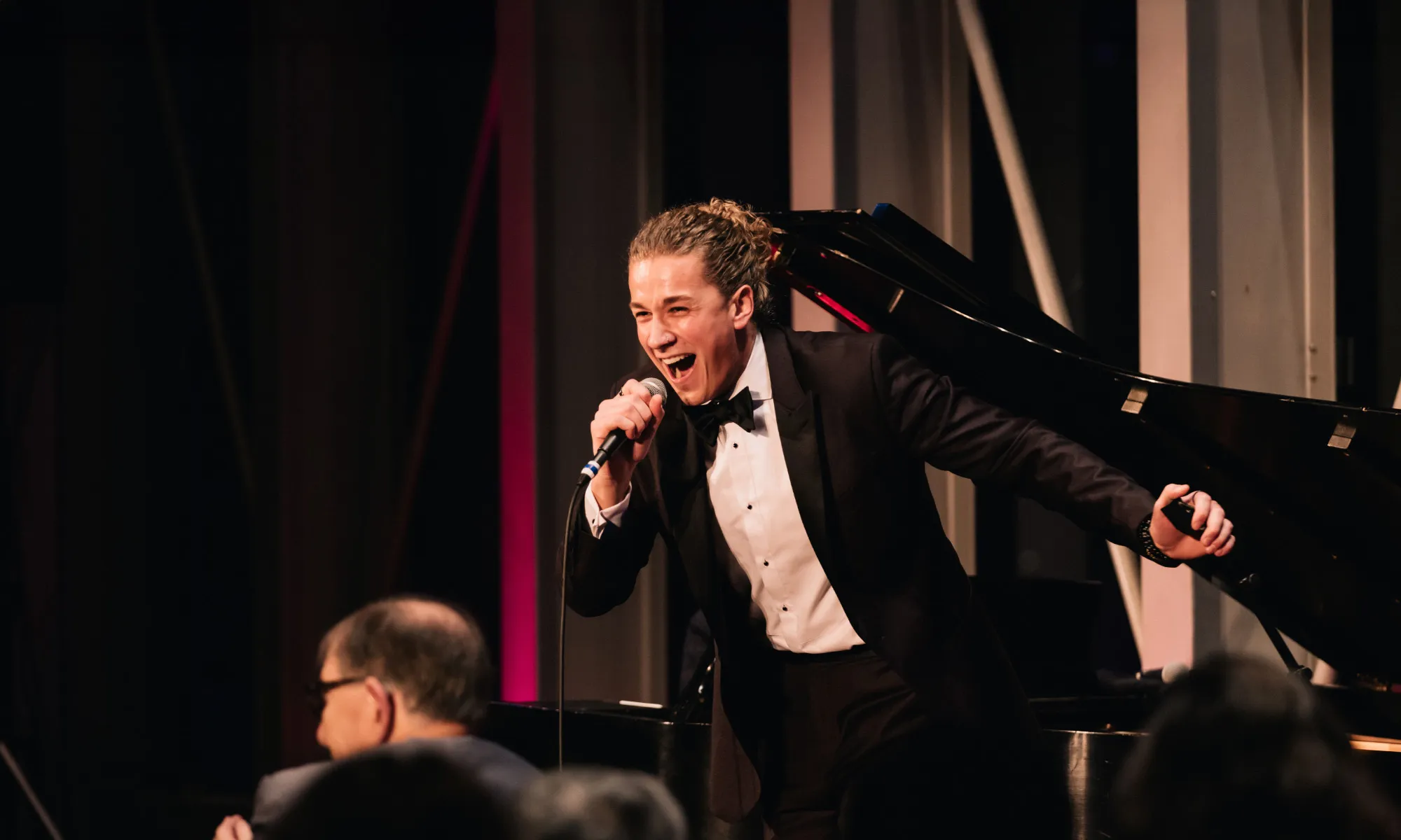 Ian Rucker singing into a microphone.