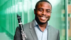 Anthony McGill holding his clarinet