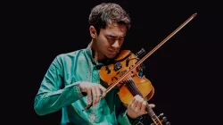 Image of Ambi Subramaniam playing the violin. 