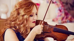 Rachel Barton Pine playing the violin.