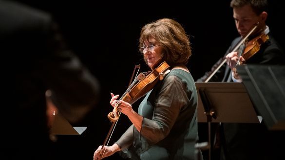 Ani Kavafian playing violin