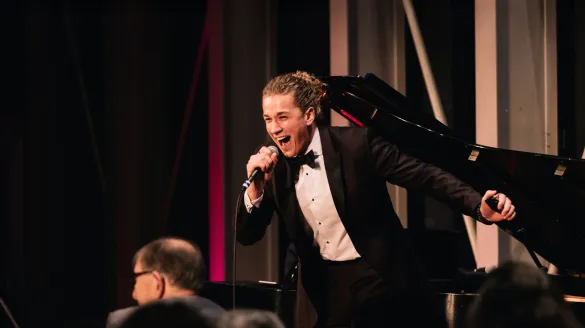 Ian Rucker singing into a microphone.