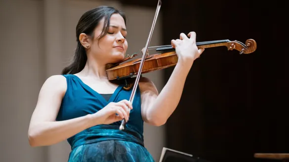A woman playing the violin. 