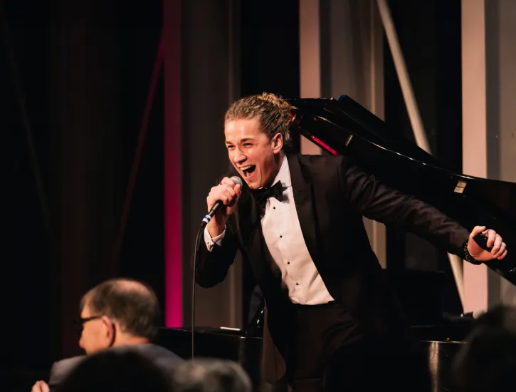 Ian Rucker singing into a microphone.