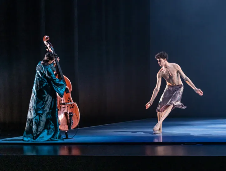 esperanza spalding performing with a dancer